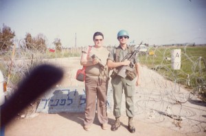 0061 - PRESIDENTE MARIANI IN ISRAELE ASSIEME SOLDATO CASCO BLU  NAZIONI UNITE