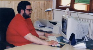 giornalista Vaticanista Franco Mariani al computer della Congregazione (2)