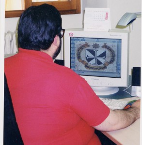 giornalista Vaticanista Franco Mariani al computer della Congregazione